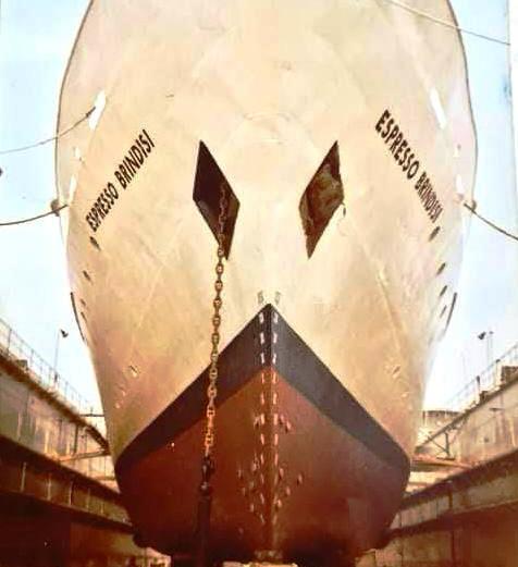 Almeno cinque navi mercantili hanno avuto per nome “Brindisi”. Per ultima la “Espresso Brindisi” – [Gianfranco Perri]