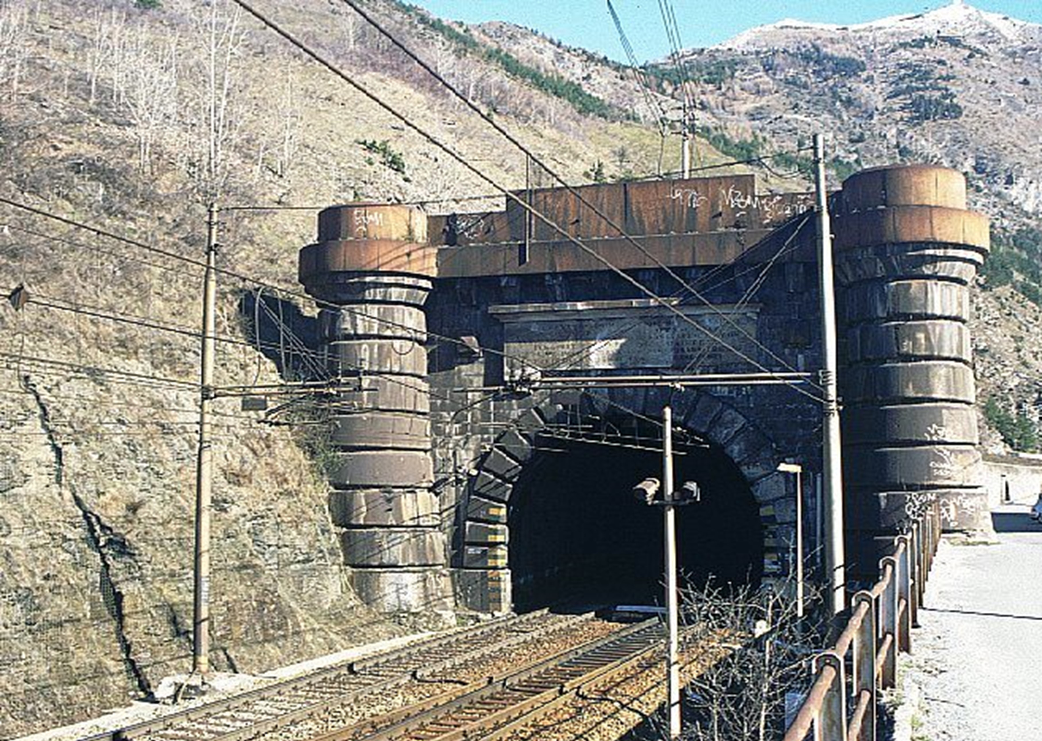 Nel 1871 si inaugurò il traforo del Frejus: delineò lo sviluppo urbanistico e ferroviario di Brindisi – [Gianfranco Perri + Giovanni Membola]